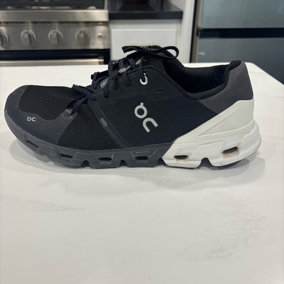 Men's On Cloud Running Cloudflyer Black/White 21.99631 - Picture 2 of 9